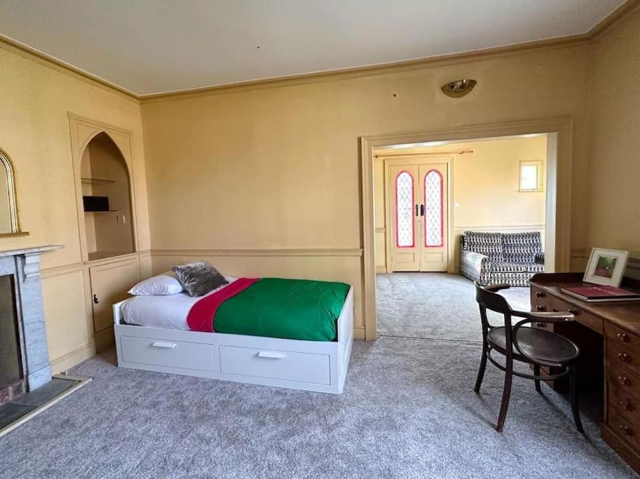 Вилла Large Georgian House In Heart Of Эксетер Экстерьер фото